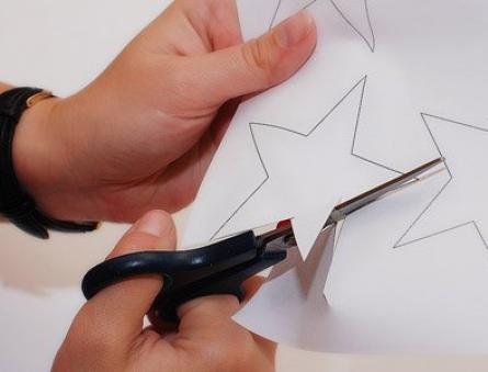 DIY krans for det nye året laget av papir med maler og diagrammer DIY krans av voluminøse stjerner