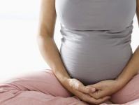 Gefährliche und weniger gefährliche Stürze während der Schwangerschaft: Was tun und wie man sie vermeidet