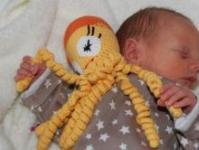 अकाली जन्मलेल्या बाळासाठी ऑक्टोपस विणणे!