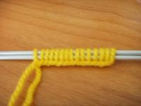 Nauka robienia na drutach podwójnej gumki za pomocą igieł