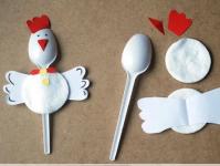 Do-it-yourself-Hahn aus farbigem Papier (Kegel) zu Ostern oder Neujahr des Hahns für Kinder